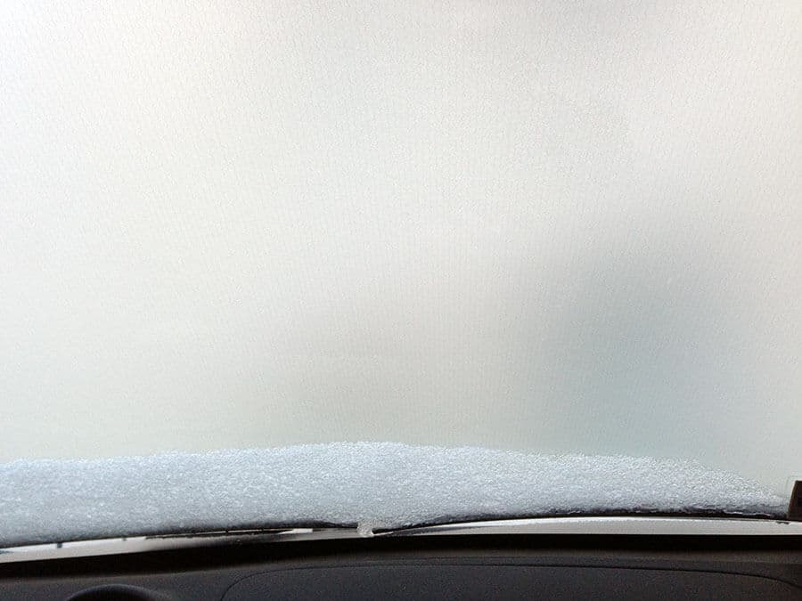 Die Fensterscheibe im Auto.