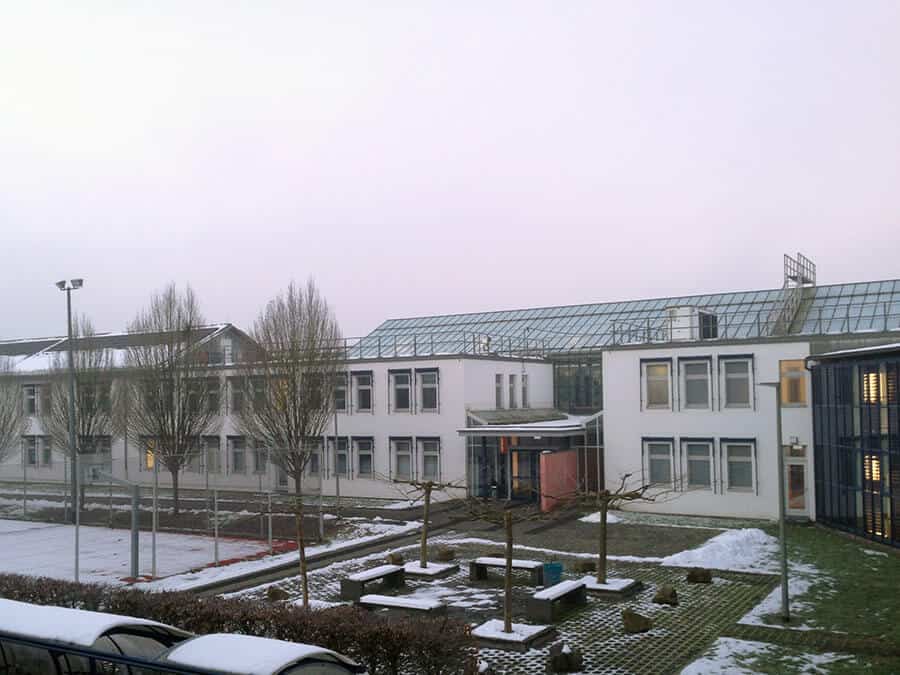 Aussicht aus dem Fenster mit Blick auf das Uni Gebäude. Alles schläft und noch keiner da.