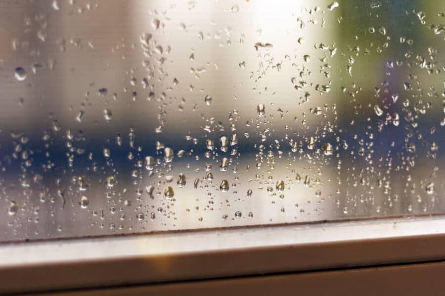 Es hat geregnet. Ich öffnete das Fenster auf Kipp, dabei ging irgendwas kaputt und es hing halb raus. 2 Assistenten konnten mir leider nicht helfen, so rief ich den Hausmeister an und reparierte es ganz fix!