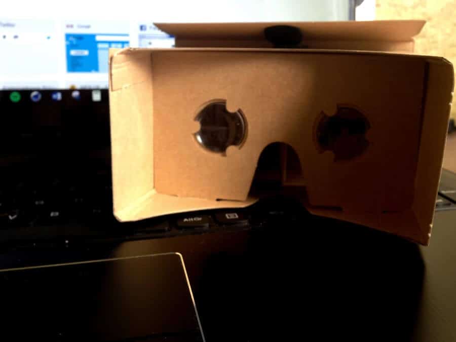 Das ist mein Cardboard, die Linsen sind aber nicht so dolle.