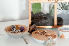 Zementschale mit Schmuck