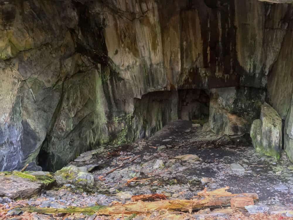 Eine schöne Schieferhöhle fotografiert. Das nächste Mal gehe ich auch tiefer rein :D.