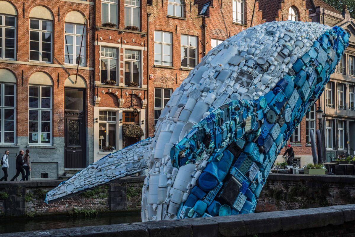 blauer Wal mit Müll aus des Meeren