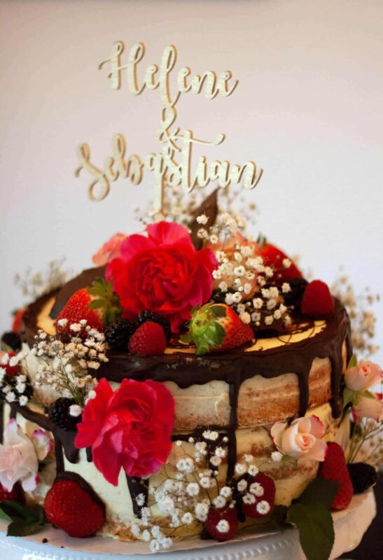 zweistöckige Naked Torte mit Früchten und Blumen